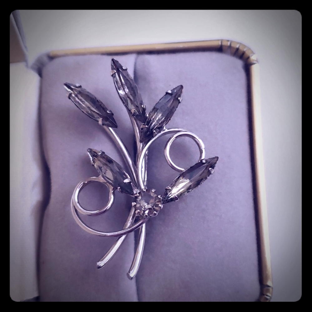 Vintage Unique Flower Fashion black silver Gem Pin